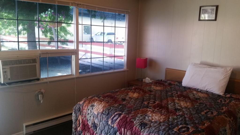 פנטיקטון Holiday House Motel מראה חיצוני תמונה